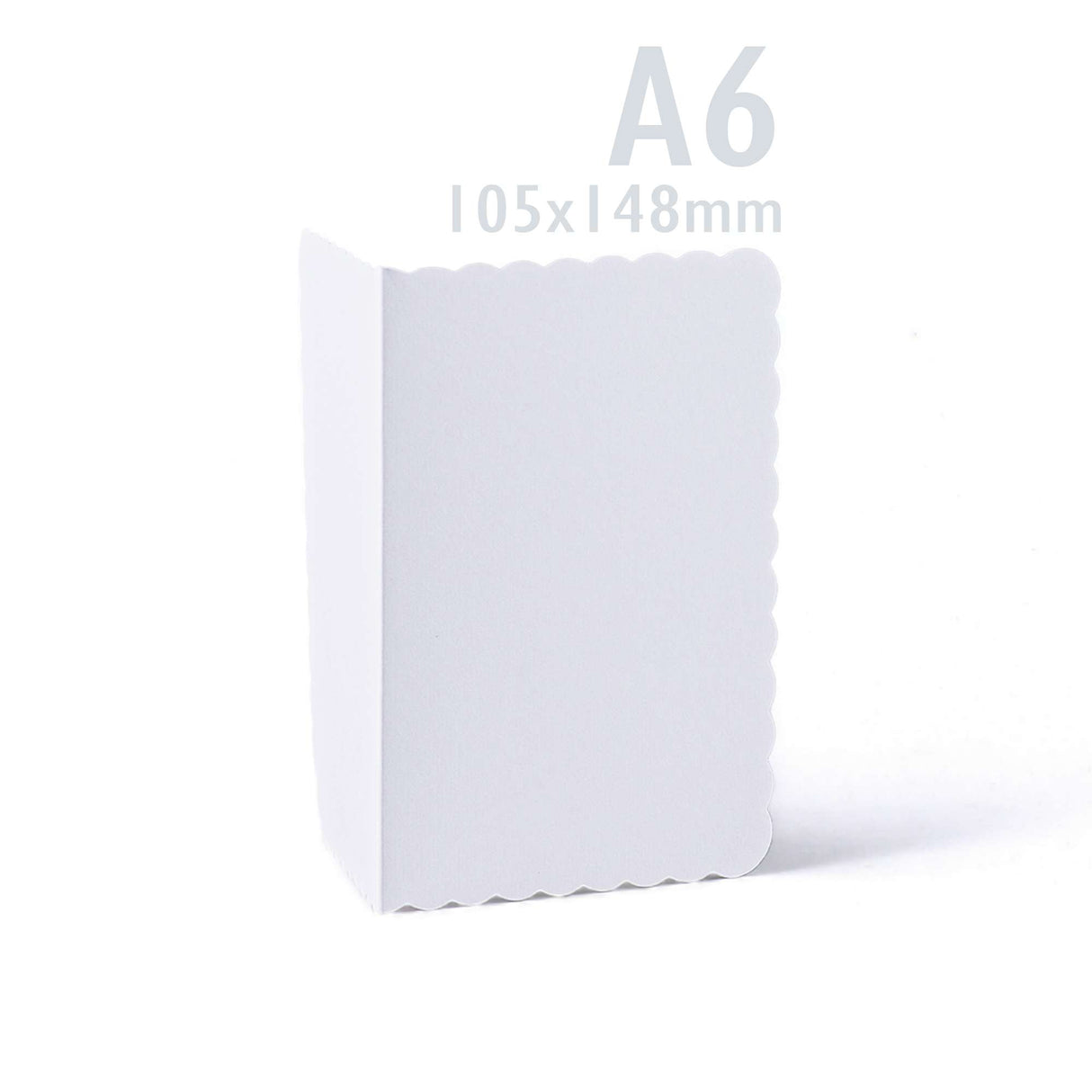 Bílé karty a obálky s vlnitým okrajem – balení